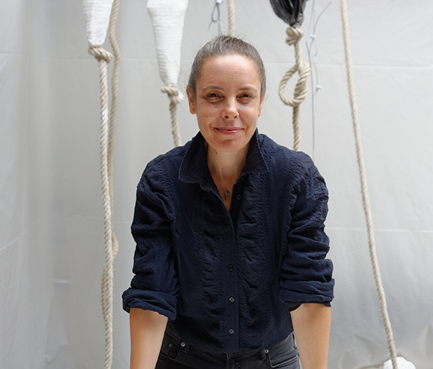 Fondation Rémy Cointreau Mona Oren sculptrice en cire cirier savoir-faire artisan cire métier d'art